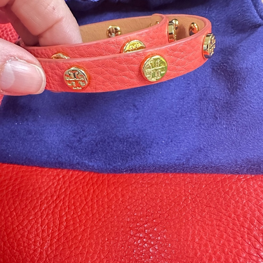 Tory Burch Double Wrap Leather Logo Stud Bracelet – Coral Pink & Gold - Picture 3 of 6